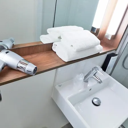 Campanile NATURE - Clermont Ferrand Le Brezet Hotel 3*