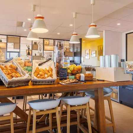 Отель Campanile Nature - Ferrand Le Brezet 3*