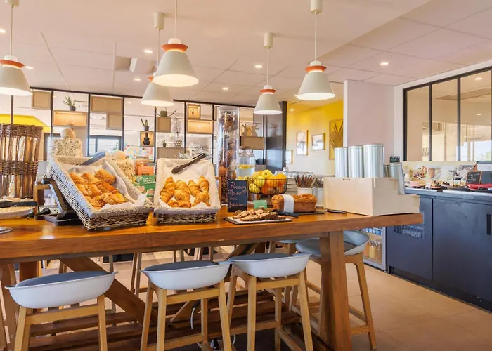 Отель Campanile Nature - Ferrand Le Brezet 3*