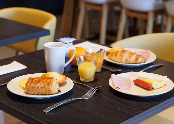 Отель Campanile Nature - Ferrand Le Brezet Клермон-Ферран