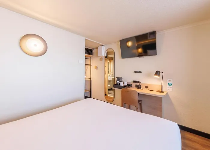 Отель Campanile Nature - Ferrand Le Brezet 3*