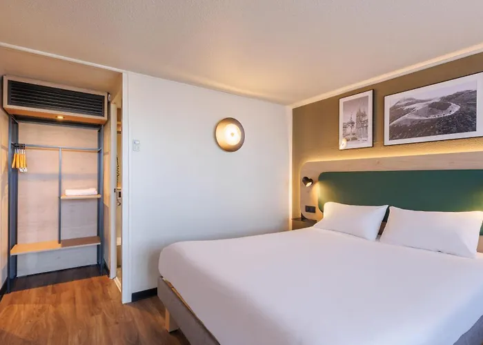 Отель Campanile Nature - Ferrand Le Brezet Клермон-Ферран